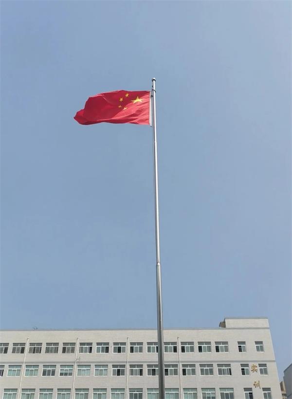 河南省工業學校開展清明節緬懷先烈主題升旗儀式 河南省工業學校開展清明節緬懷先烈主題升旗儀式